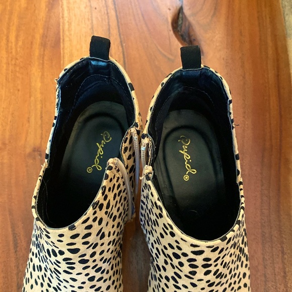 Like-new Qupid stacked heel side cut leopard bootie - Picture 3 of 5